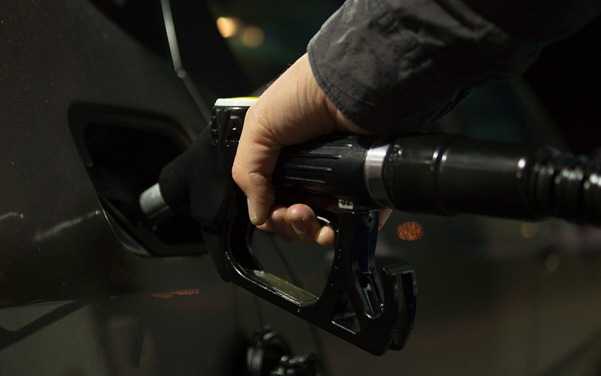 Ein Auto wird betankt Ein Auto wird betankt